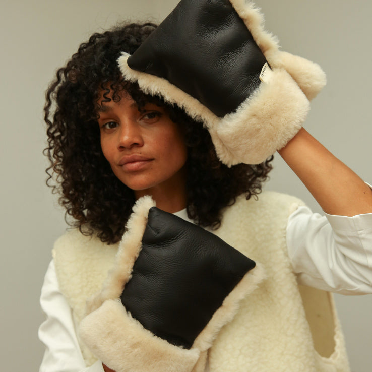 Merino Sheepskin Buggy Mittens - Noir/Milk