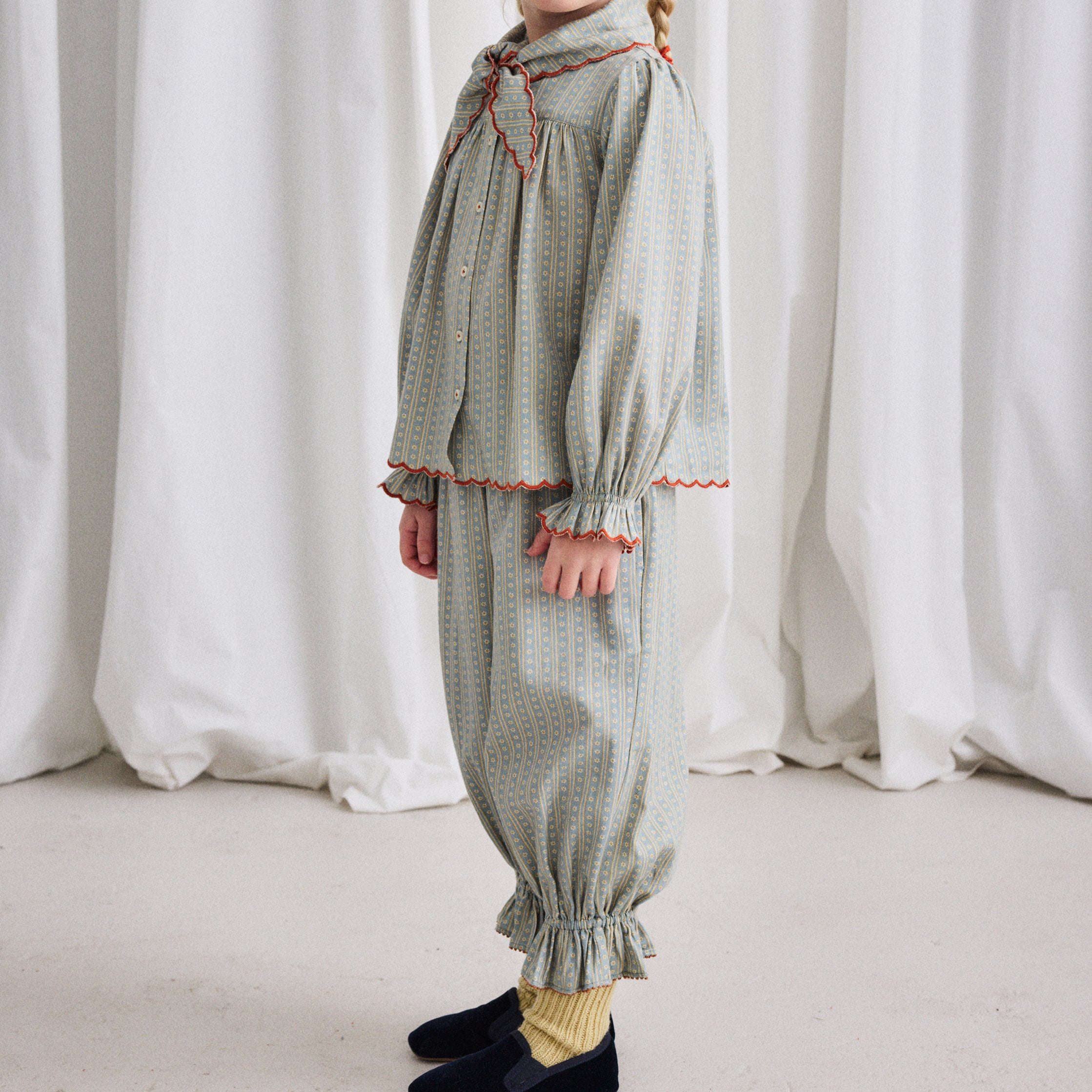 Cotton Twill Zuzu Pant in Overcast Little House Floral print in